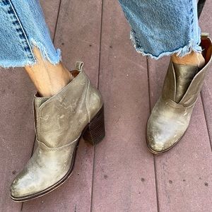 Lucky brand boots taupe